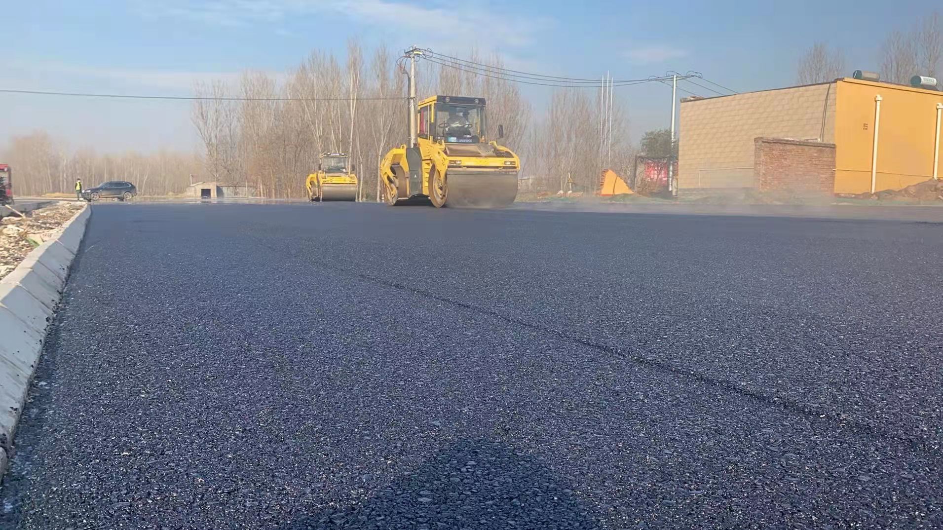 冬季給公路施工鋪設(shè)瀝青，拌合溫度是否需要做調(diào)整？北京瀝青路面施工